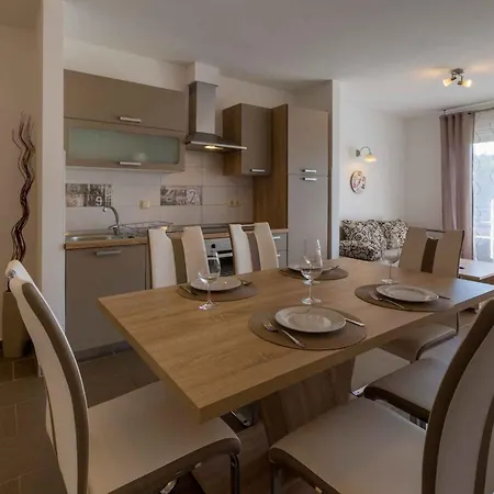 Apartman In 39042 Dramalj